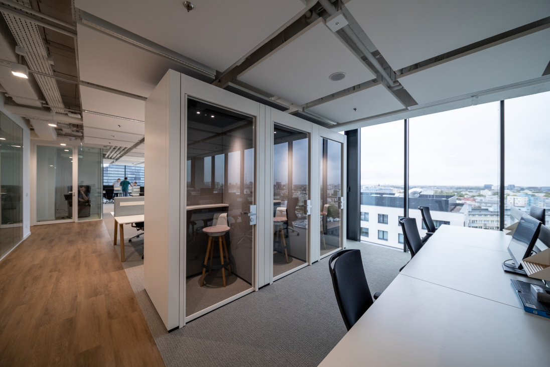 ccc_wroclaw_108_budki-telefoniczne-na-openspace-jpg-1