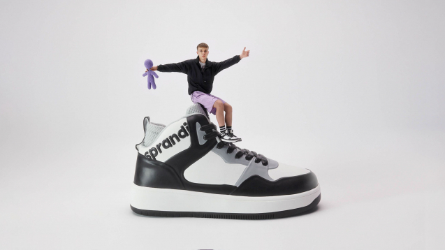 Step into the green Wonderland and pick your favourite footwear and accessories from Sprandi in company of rapper Kinny Zimmer